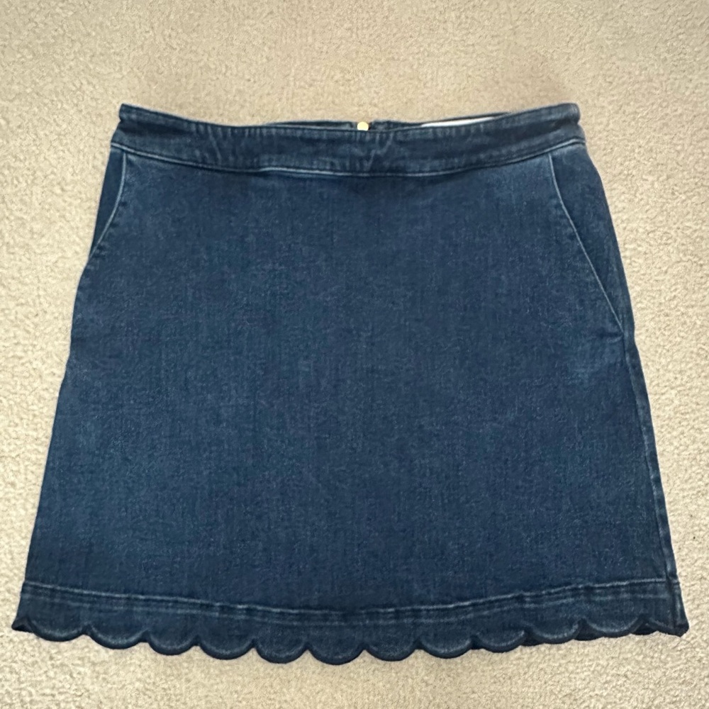 Draper James, Blue Denim Mini Skirt, With Scalloped Hem. Sz 2
Great Condition